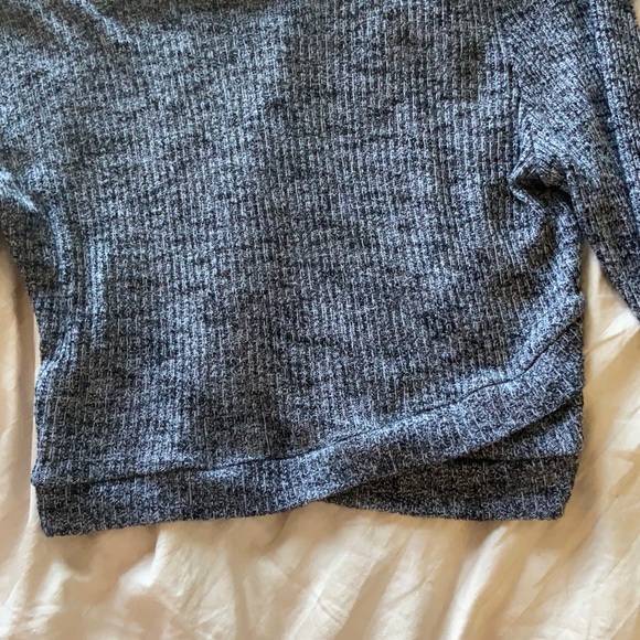Charlotte Russe Grey Long Sleeved Crop Top - Picture 3 of 3